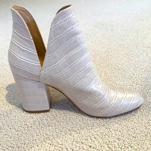 Steve Madden white heeled booties